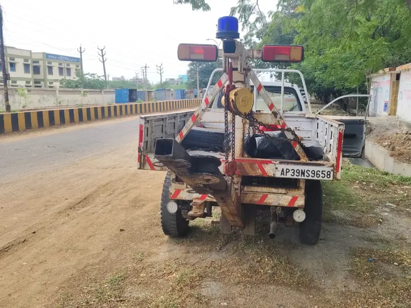 Towing vehicle, rear view